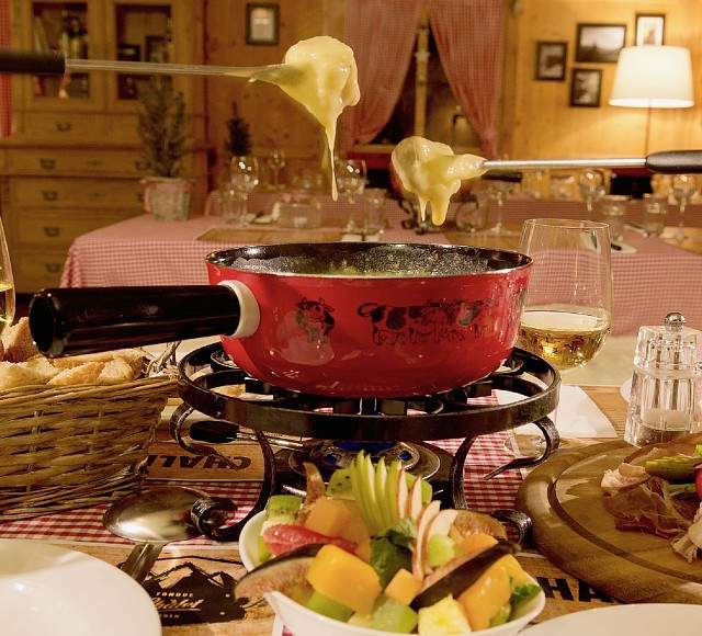 Fondue Chalet Chäsfondue Blue City Hotel